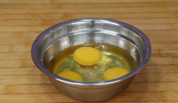 西紅柿炒雞蛋，很多人第一步就錯了，大廚教你，雞蛋嫩滑多汁