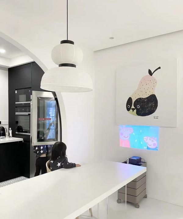 堅持全屋“黑白配”的小夫妻,把家裝修的極簡純粹,裝出大宅範 堅持全屋“黑白配”的小夫妻,把家裝修的極簡純粹,裝出大宅範