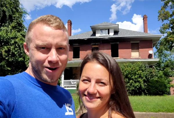 小兩口低價買下538㎡廢棄別墅，空間雖大卻殘破不堪，網友：值了