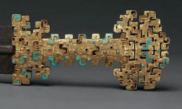 古墓出土一黃金鐵劍，劍柄重量17斤，專家：鑄就劍身的廢鐵更值錢