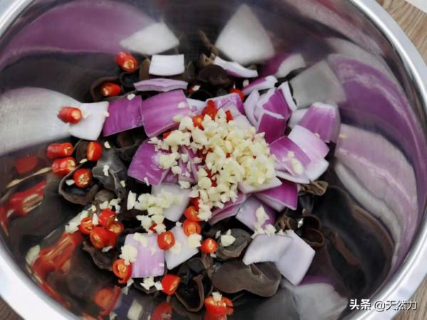 飯店的洋蔥拌木耳是怎麼做出來的，告訴你步驟和技巧，收藏好哦