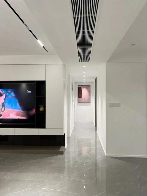 她家全屋大白牆，簡約又大方，電視牆做櫃子，飄窗改吧檯，真明智