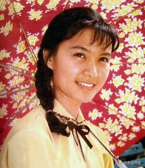 80年代當紅女星方舒，二婚嫁給小十歲屠洪剛，如今過得怎麼樣了？