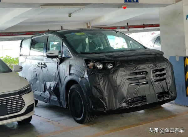 又一個龐然大物，比亞迪新款商務型MPV實車首現，軸距明顯超三米