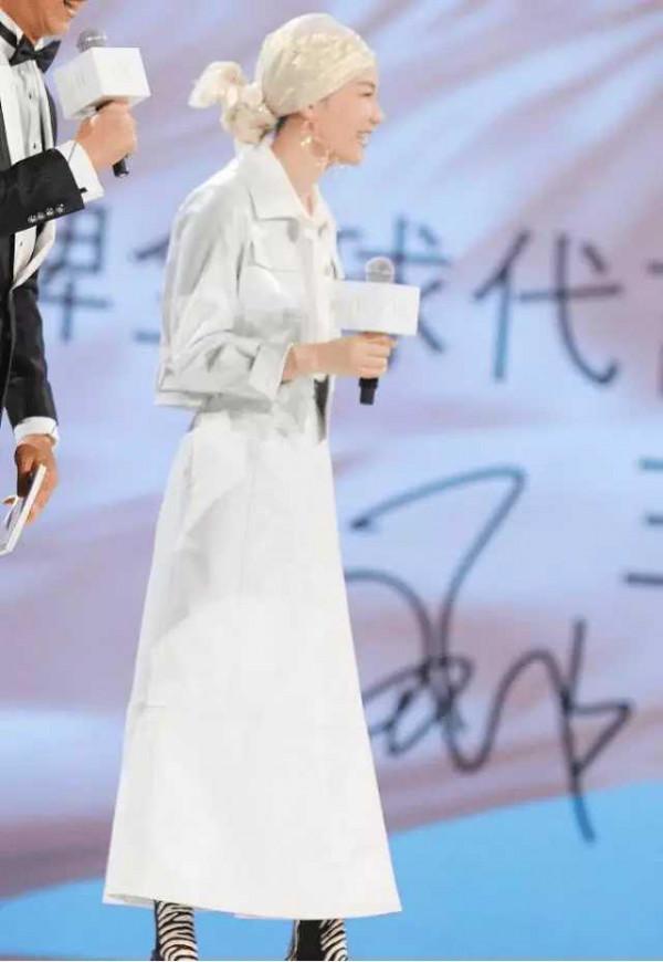 52歲王菲嘗試新造型：白色頭巾包裹整個頭部，冷眼一看像個老太太