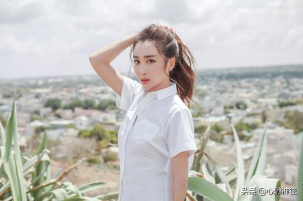 85後小花杜若溪一襲白襯衫清新又甜美，少女感十足