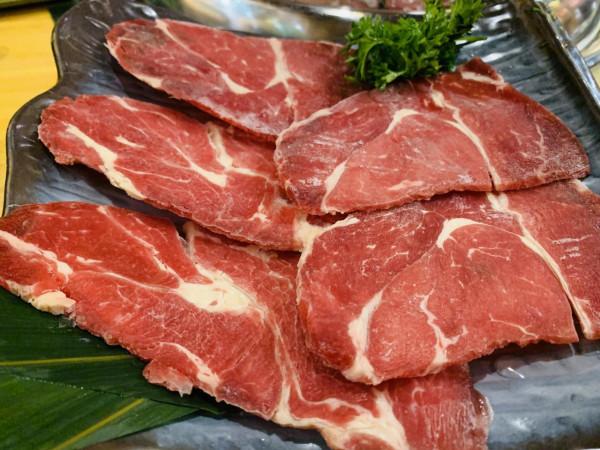 4人吃燒烤，10道菜花費400元，曬到朋友圈，大家說吃不飽