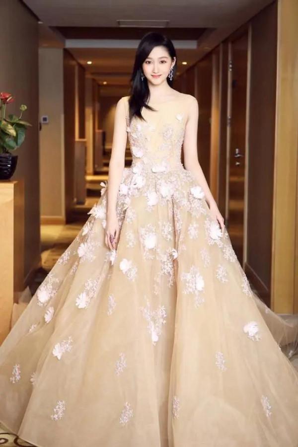 關曉彤終於長開了，裸色禮服女人味爆棚，網友：鹿晗真有眼光