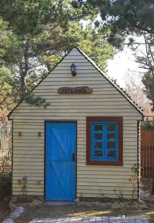 他賣掉城裡的房子，包了個山頭，打造集裝箱陽光房、小木屋、花園