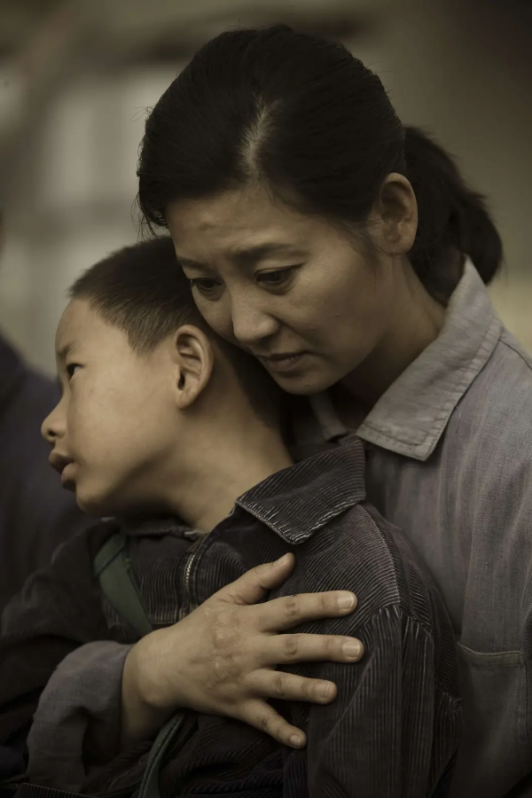 11年後再看《唐山大地震》，我終於明白了徐帆為什麼要救兒子