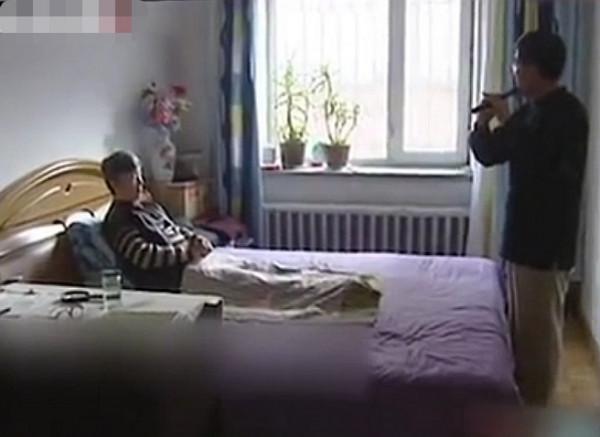 2000年，老漢移植小夥心臟性情大變，瘋狂作詩99首，做夢被人追殺