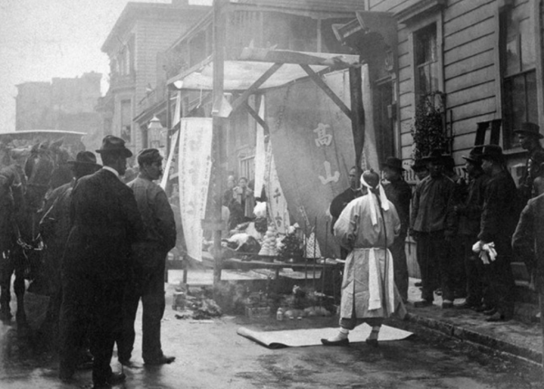 一位虛構的中國女英雄，被美國傳頌百年，至今還拿她吸引中國遊客