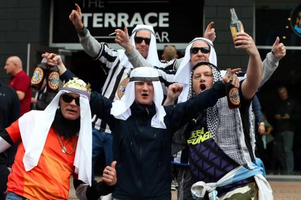 戴著頭巾喝酒？紐卡官方呼籲球迷：不要刻意穿戴阿拉伯服飾看球