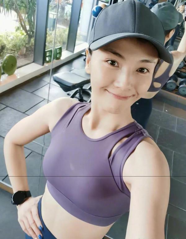 劉濤素顏健身照