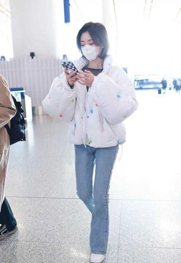 毛曉彤也太會穿了，穿白色麵包服配牛仔褲，清新可愛又洋氣