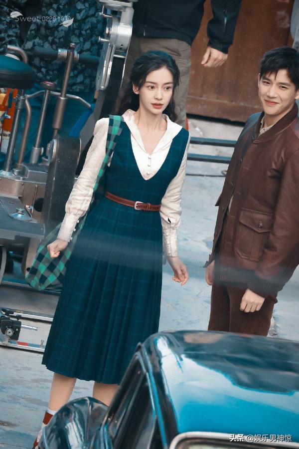 Angelababy新劇路透曝光 捲髮配綠色長裙氣質優雅