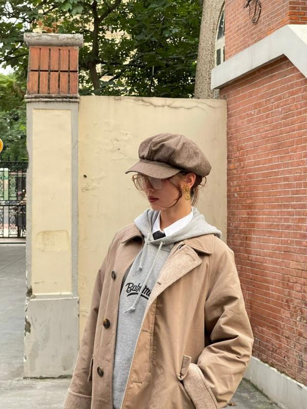 劉詩詩秋日街頭復古風慵懶隨性 貝雷帽搭長款風衣摩登酷颯