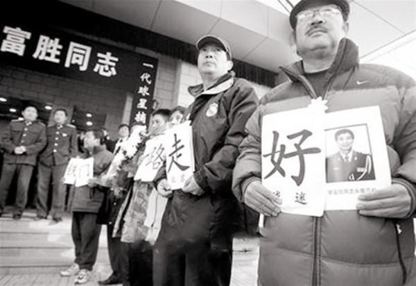 07年足壇鐵門李富勝葬禮：千人悼念，蔡明到場，曾力保王治郅軍籍