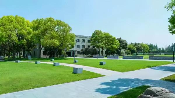 上海多所高校出現“天價學費”,家長表示壓力很大,吃不消 上海多所高校出現“天價學費”,家長表示壓力很大,吃不消