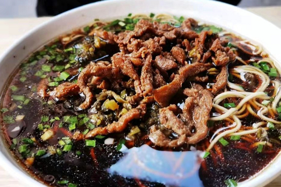 江蘇沒招牌的麵館，因價格實惠火了，每日營業半天，座位得靠搶