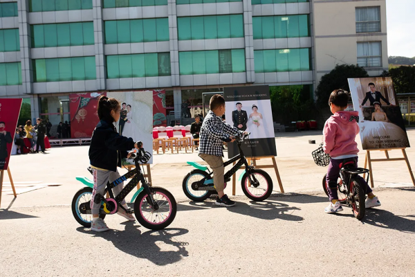浪漫軍婚:軍車當婚車,嫁人就嫁軍隊好兒郎 浪漫軍婚:軍車當婚車,嫁人就嫁軍隊好兒郎