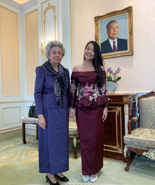25歲柬埔寨公主：笑容甜美曬中國大學畢業證，站莫尼列身邊真乖巧