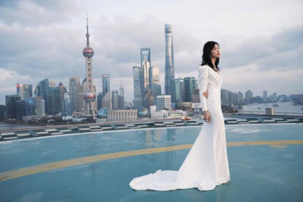 42歲姚晨罕見不秀身材！穿白裙優雅又端莊，氣質出眾真惹人羨慕