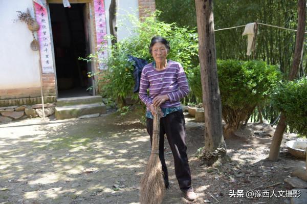 深溝裡藏著“大地主”後代，祖上曾有30畝地，蒸年饃玉米麵摻柿子