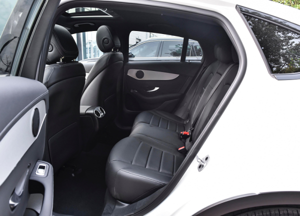 新款賓士轎跑GLC上市：起步2.0T+9AT，配置升級，頂配降價1.7萬！