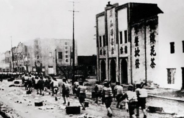 國軍下士駕駛登陸艇前來投誠,在福建被授予軍銜,獲600兩黃金 國軍下士駕駛登陸艇前來投誠,在福建被授予軍銜,獲600兩黃金