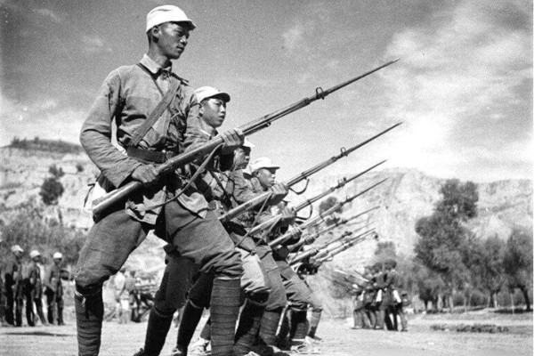 白刃戰打贏日軍後，澳大利亞小兵自信滿滿，亮起刺刀衝向志願軍