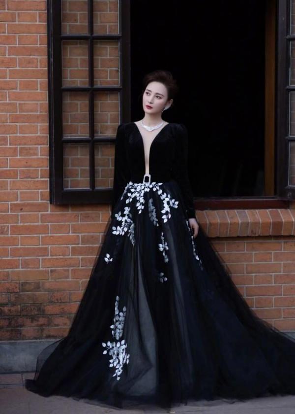 46歲蔣勤勤還這麼敢穿,黑裙領口開到腹部,打扮貴氣真有豪門範 46歲蔣勤勤還這麼敢穿,黑裙領口開到腹部,打扮貴氣真有豪門範