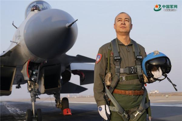 特稿丨航線——記海軍航空大學某基地艦載機飛行教官群體