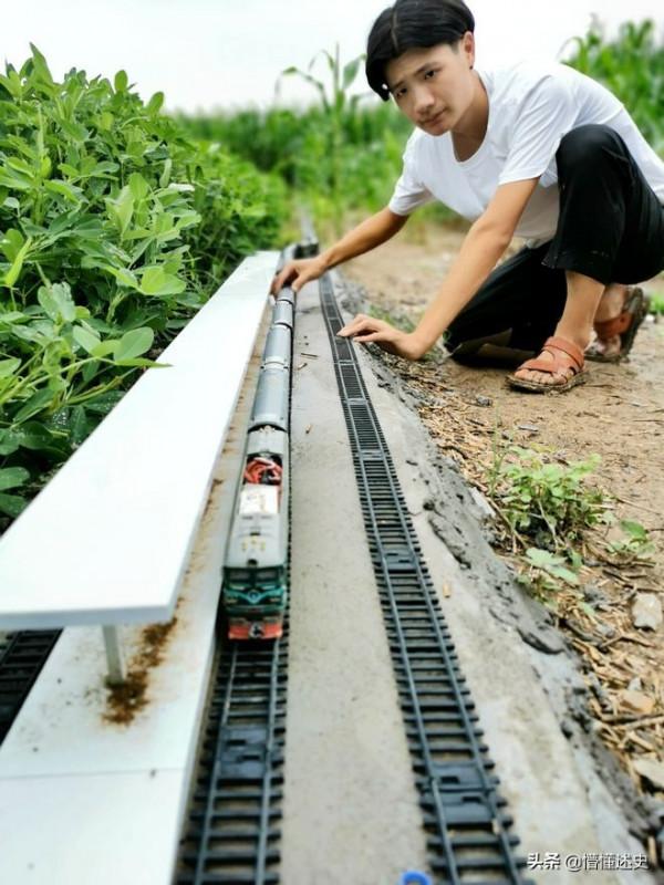 河南大學生在菜地建高鐵，穿隧道還能變軌，網友稱其“基建狂魔”