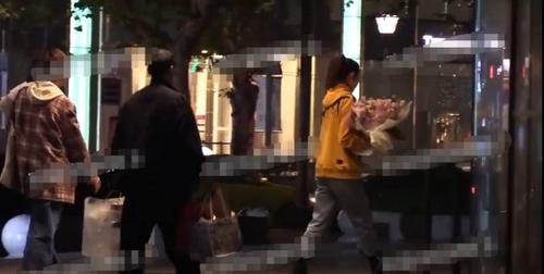 張晉蔡少芬挽手參加聚會，倆人私下相處模式太可愛了，甜到了