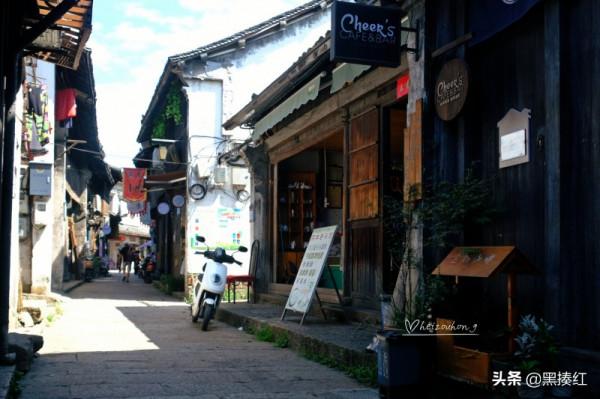 初遊新市古鎮，覺得這裡和烏鎮很像，後來才明白這“神似”的原因