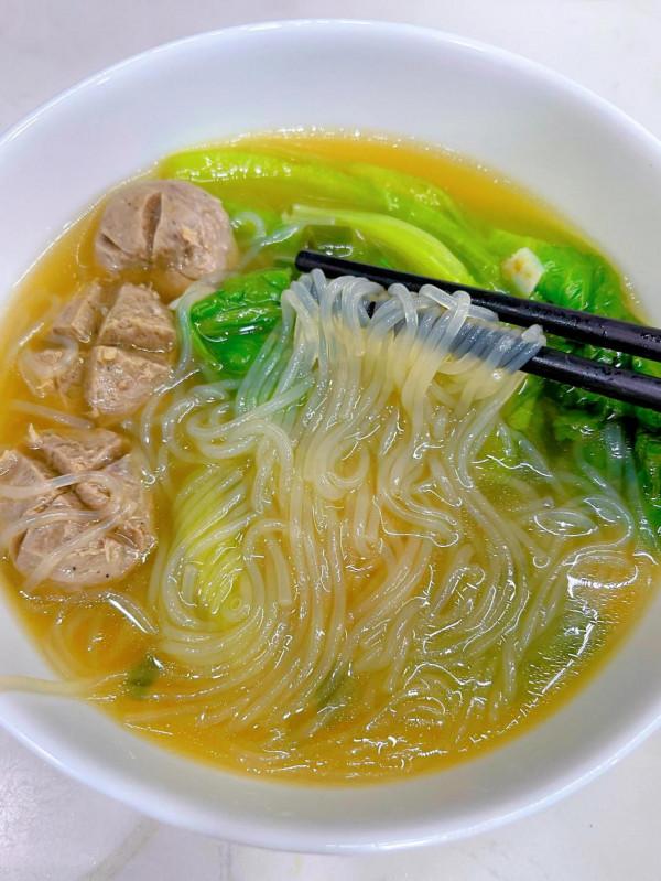 低脂低卡好喝不胖，生菜牛肉丸粉絲湯！味道超鮮