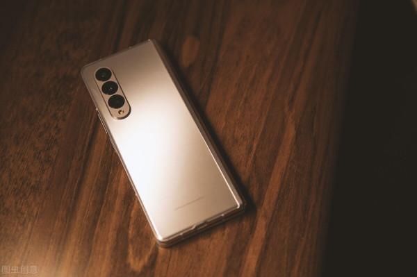 谷歌可摺疊手機新名字曝光，或配備7&period;6英寸螢幕，售1400美刀