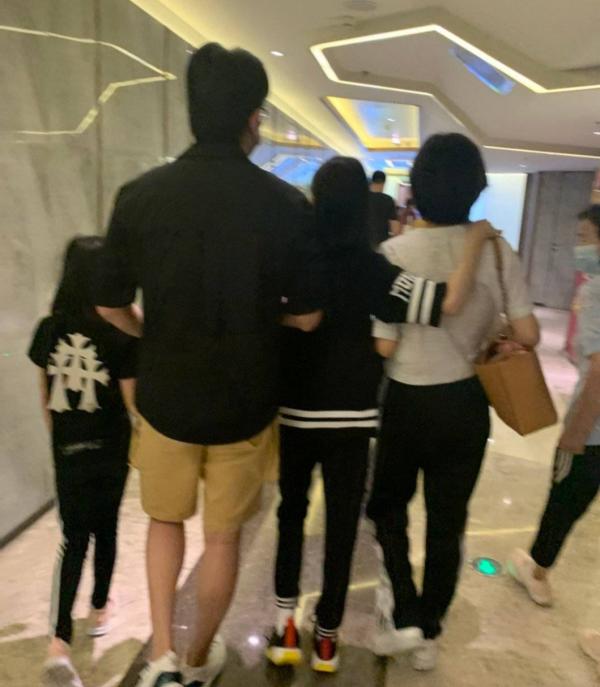 陸毅全家現身電影院,倆姐妹大長腿比手臂細,貝兒快和媽媽一樣高 陸毅全家現身電影院,倆姐妹大長腿比手臂細,貝兒快和媽媽一樣高