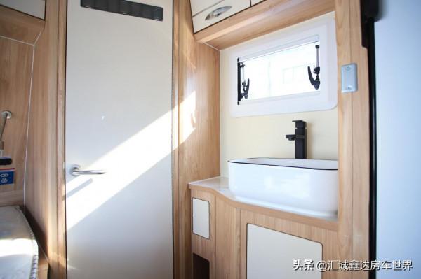 國產新型輕量化頂配拖掛房車!​長6.2米,變色龍車身配木質內飾 國產新型輕量化頂配拖掛房車!​長6.2米,變色龍車身配木質內飾