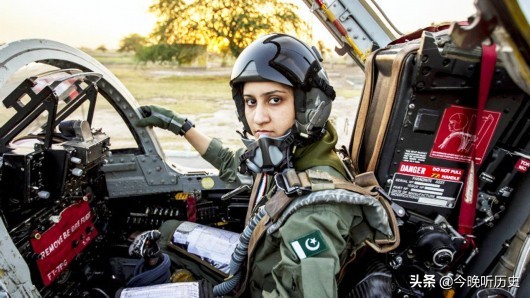 巴基斯坦要求改進殲7座艙，巴空軍中將親自示範：這裡要和F16一樣