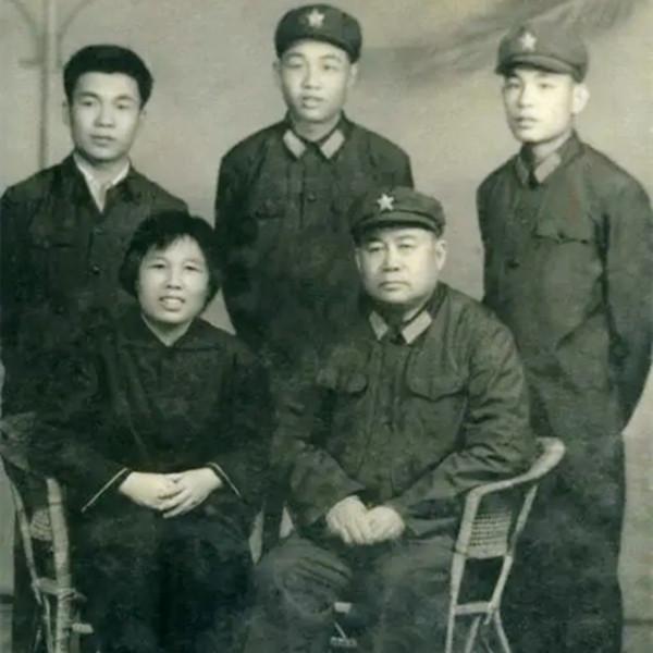 對越自衛反擊戰中,有哪幾位首長兒子在戰場上壯烈犧牲? 對越自衛反擊戰中,有哪幾位首長兒子在戰場上壯烈犧牲?