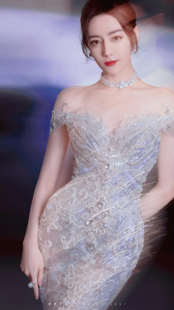 迪麗熱巴被說身材像花瓶，原來是肉都長在了該長的地方