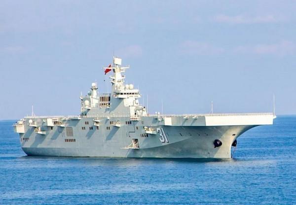 直18預警直升機登陸海南艦 兩棲打擊群具備協同交戰能力