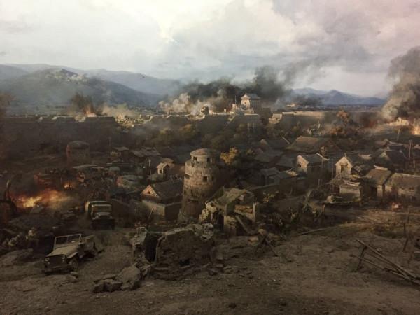 蔣介石請吃飯，王耀武酒後表示死守濟南，回去即送走老婆轉移財產