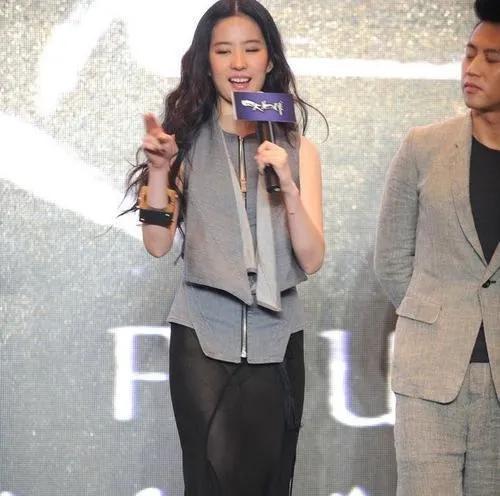 劉亦菲的時尚網友看不懂,裙子和褲子疊一起穿,卻意外顯得很時尚 劉亦菲的時尚網友看不懂,裙子和褲子疊一起穿,卻意外顯得很時尚