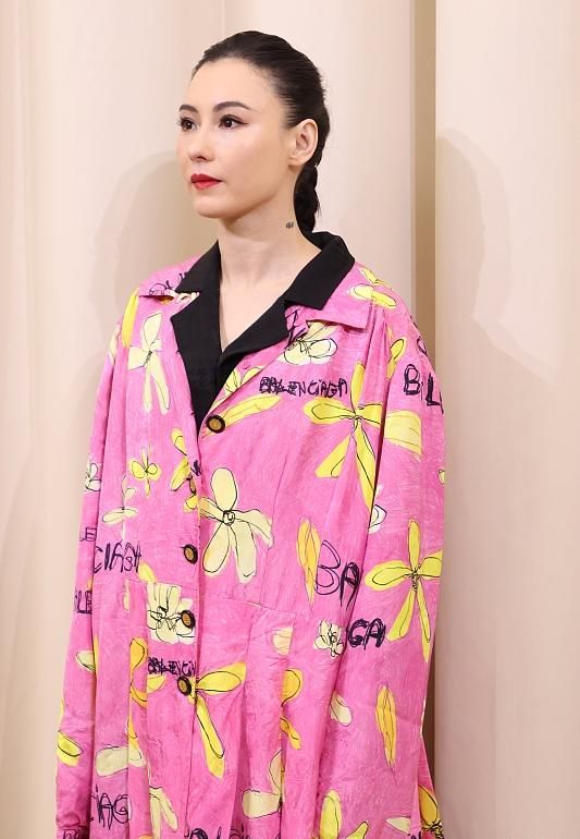 生圖曝光張柏芝的臉徹底崩盤！戚薇老公穿女人打底褲，劉雯換髮型