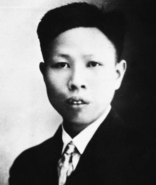 黃公略犧牲後，毛主席請其遺孀去延安，十年後成行，挖出菜壇進京