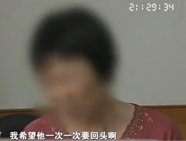 2013年一小夥喝藥上癮，3年欠上百萬外債，為戒癮砍斷自己小拇指