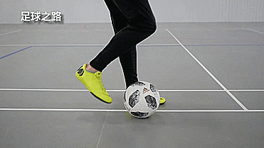 花式足球技巧之兩個簡單的花式穿襠技巧 花式足球技巧之兩個簡單的花式穿襠技巧